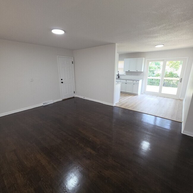 Foto del edificio - Spacious 3 bedrooms and 2 baths ranch home located on SE Browning St in Lee's Summit, MO