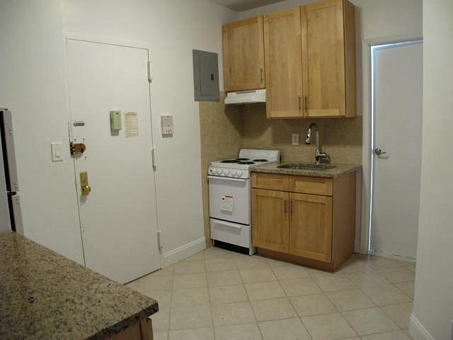 Building Photo - 422 E 73rd St