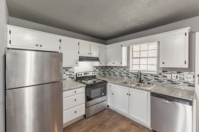 Building Photo - Greenbrier Apartments