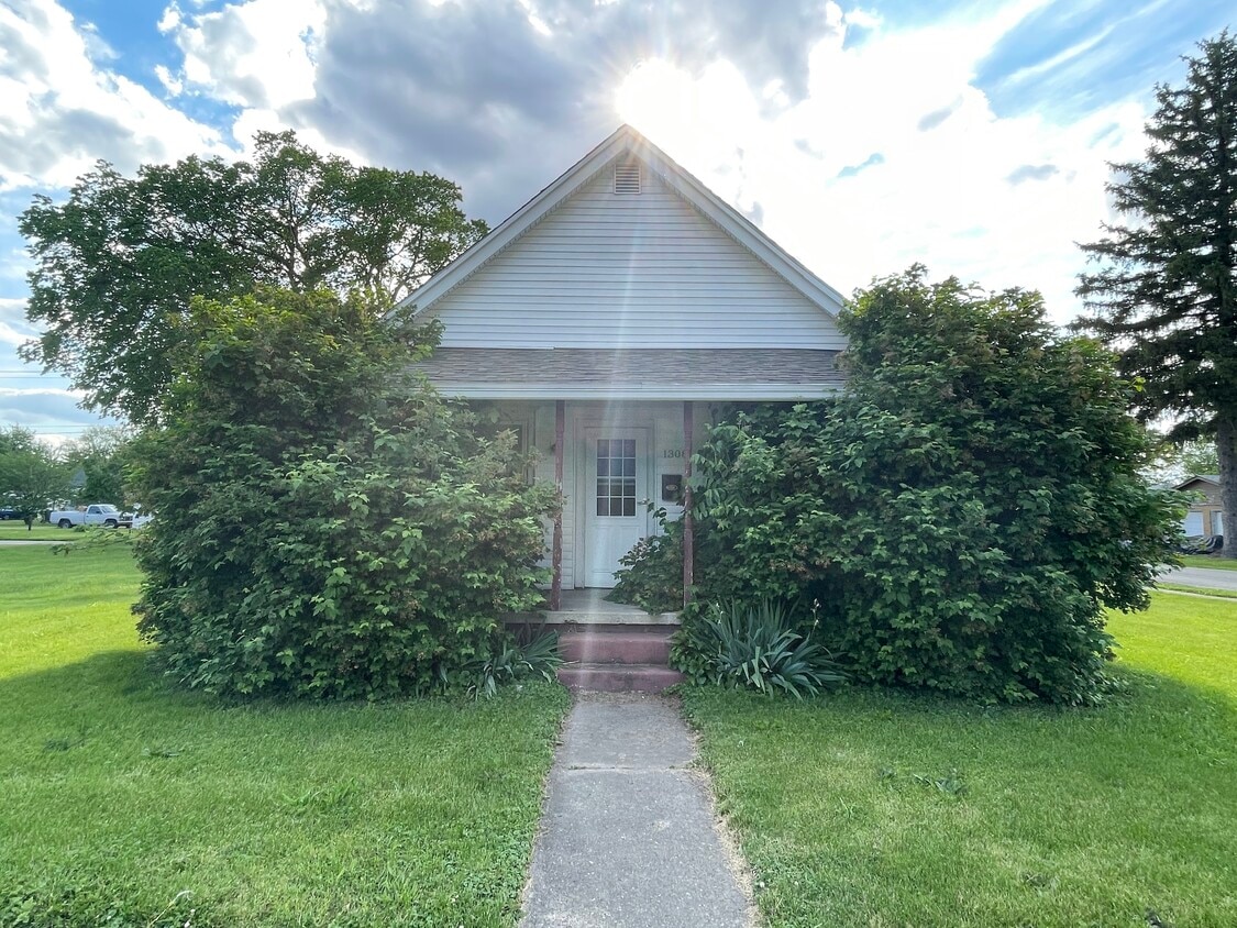 Primary Photo - 1308 N Main St
