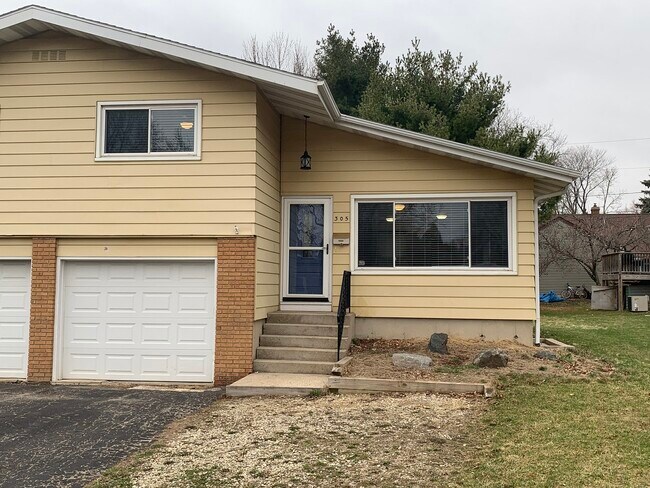 305 Valorie Lane(New concrete drive coming) - 305 Valorie Ln