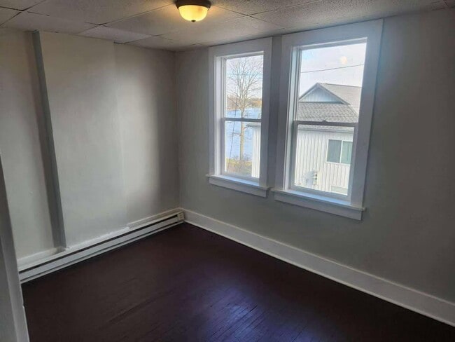 Building Photo - 600 N Lake St