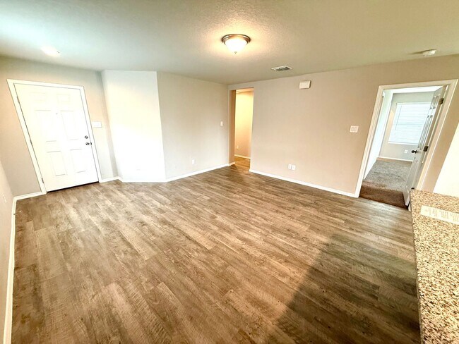 Building Photo - AVAILABLE NOW! 3 Bedroom / 2 Bath Home Nea...