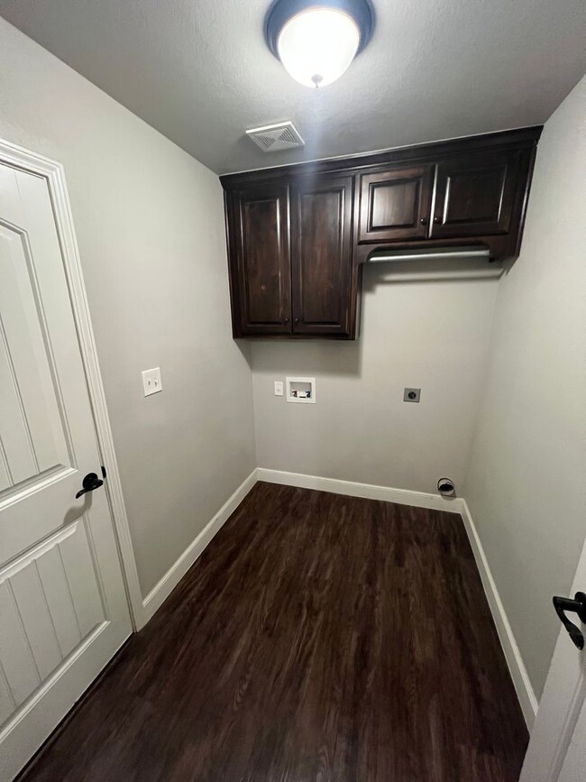 Building Photo - 3 bed 2 bath 2 car garage Located in North...