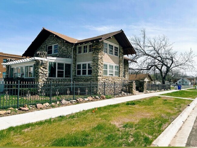 Building Photo - OVER 3700 SQUARE FEET OF BEAUTIFUL!!!  A m...