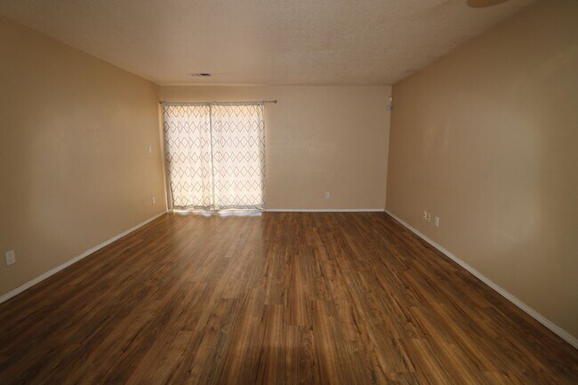 Foto del edificio - 3BR, 2BA, 2CG