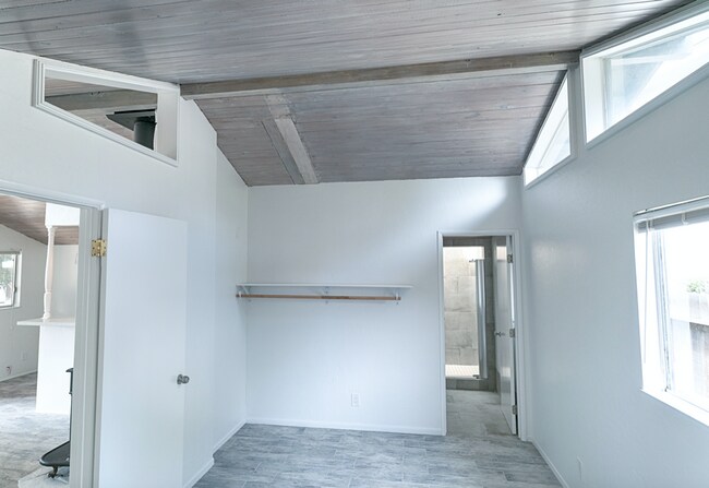 Foto del edificio - 1 Bedroom/1 Bathroom - Isla Vista