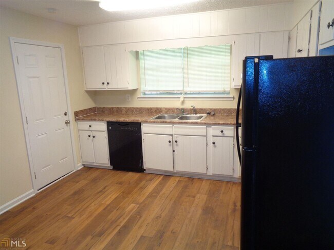 Foto del edificio - 3348 Flat Shoals Rd