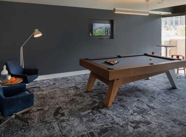 Salón social con zona de juegos - AMLI Arts Center