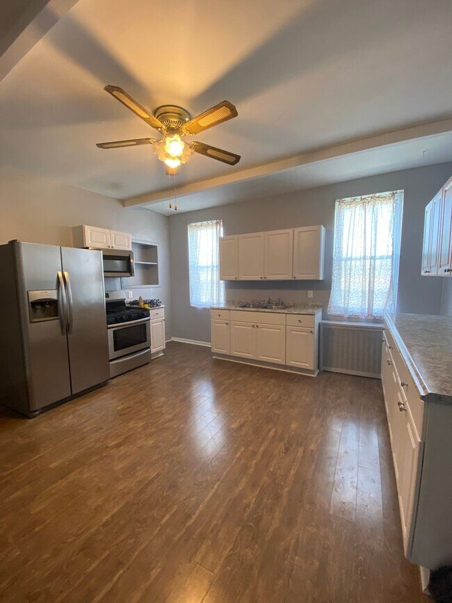 Building Photo - UPDATED 2 BEDROOM IN THE HEART OF BLOOMFIELD!