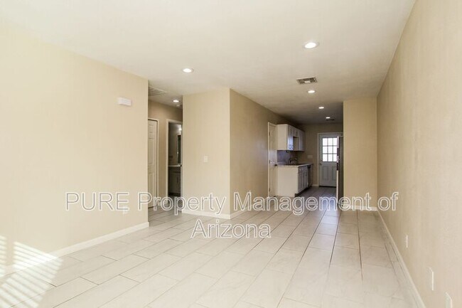 Building Photo - 703 E Knoll St