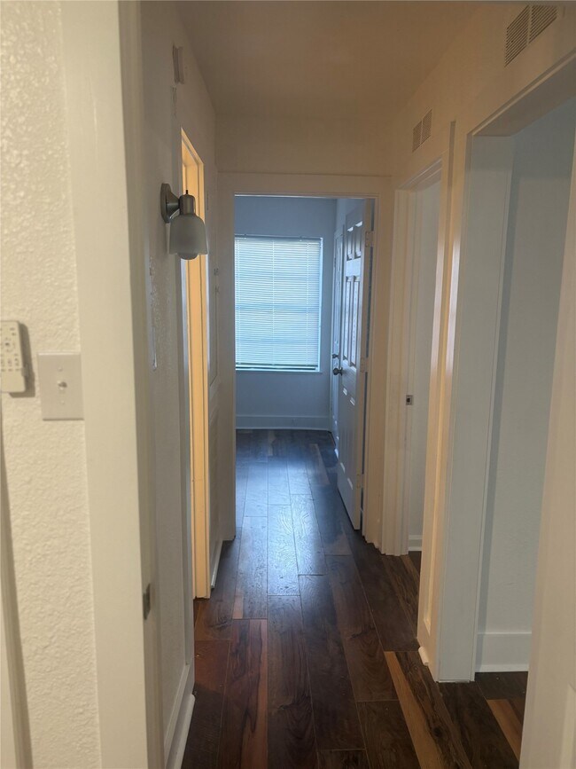 Foto del edificio - 6043 Lyndhurst Dr