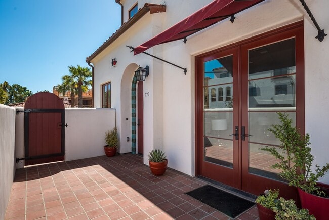 Building Photo - Brand New 2 bed / 2 bath Luxury Townhouse ...