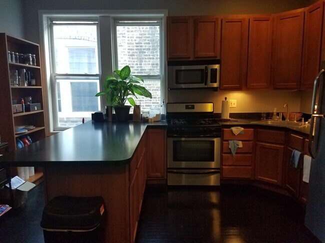 Foto del edificio - 2107 N Western Ave