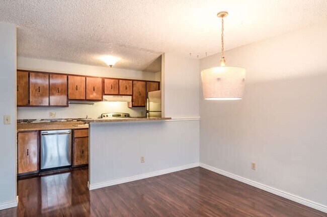Foto del edificio - Charming  2 Bed 2 Bath Main Floor Condo Available June 12!