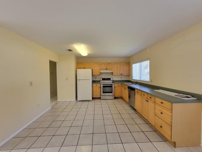 Building Photo - 2466 Lakeshore Cir