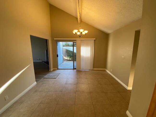 Foto del edificio - Charming 3 Bedroom Duplex in Fair Oaks