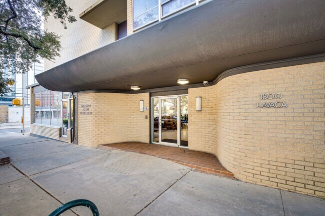 Foto del edificio - DOWNTOWN MID RISE - 1BD/1BA -  ALL BILLS PAID - GATED - RESERVED PARKING - $1395