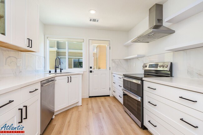 Foto del edificio - Gorgeous Townhouse | Remodeled | Desirable Location