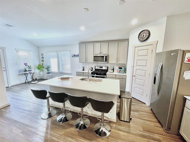 Foto del edificio - 6811 Fleetwood Crescent Wy