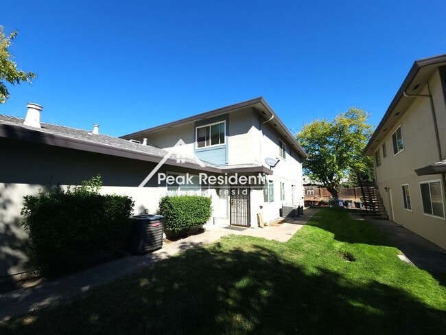 Foto del edificio - Updated 2bd/1ba Foothill Farms Condo with Carport