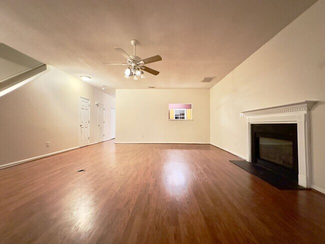 Foto del edificio - Charming Townhouse in Prime Morrisville Location!