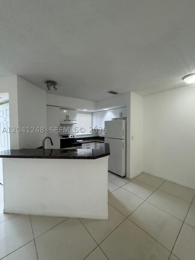 Foto del edificio - 3460 Pinewalk Dr N