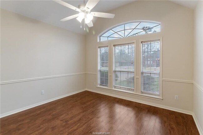 Foto del edificio - 4709 Shoal Creek Dr