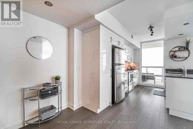 Building Photo - 2230 Lake Shore Blvd W