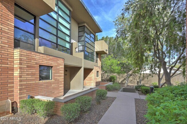 Building Photo - 1300 W 5th St