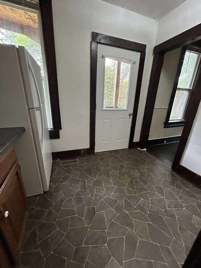 Foto del edificio - One Bedroom Apartment on La Crosse Northside