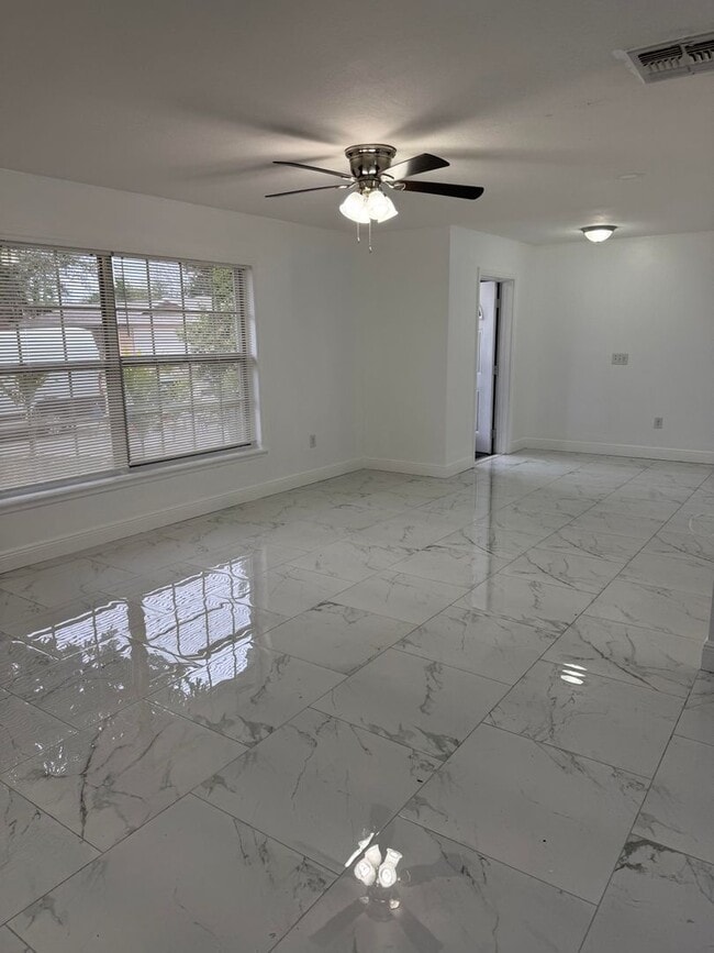 Foto del edificio - Recently Remodeled 3-Bedroom Home with Tile Floors, Yard & 2-Car Garage in Orlando