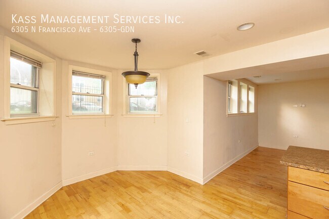 Building Photo - Beautiful 2bd/2bth in West Ridge, SS Appli...