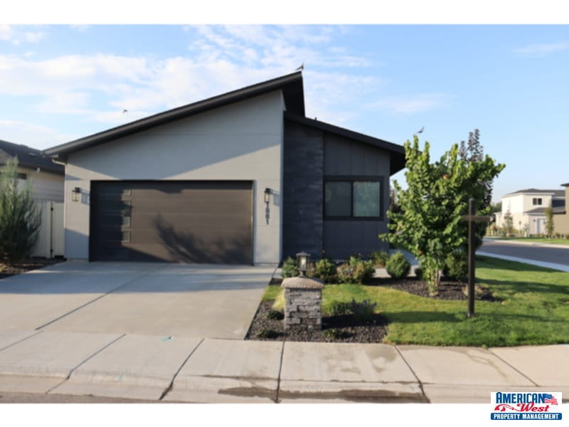 Newer single level in immaculate condition! House for Rent in