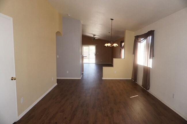 Building Photo - Great 4Bdm 2Ba single story home near U of A!