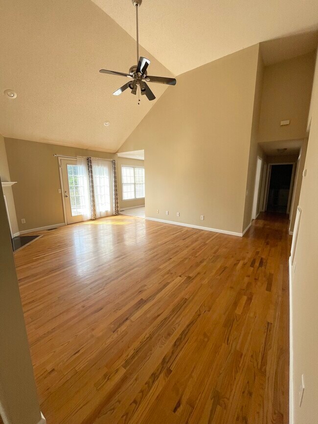 Building Photo - 104 Laurel Canyon