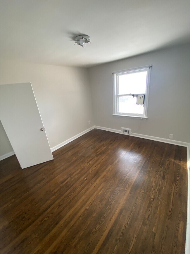 Building Photo - 23 Willowhurst Crescent