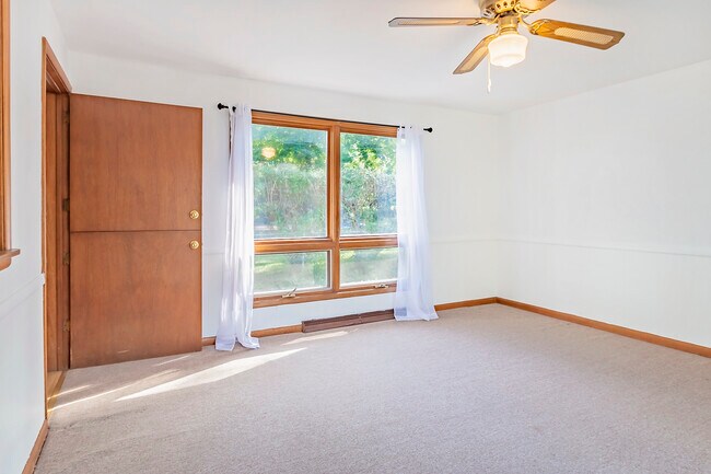 bonus room off the kitchen! - 6306 Bridge Rd