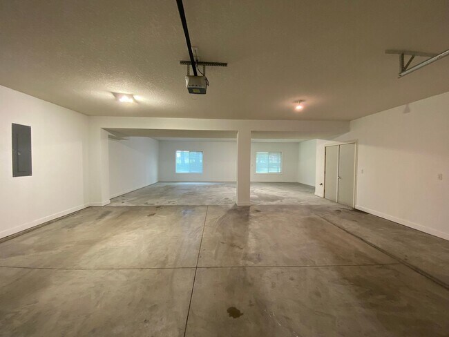 Foto del edificio - Beautiful single family home With 6 Car Attached Garage!