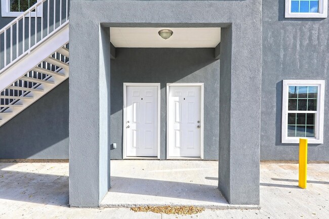 Building Photo - 1215 Bustamante St