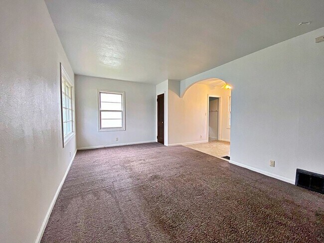 Foto del edificio - Great 2 bedroom ranch $795