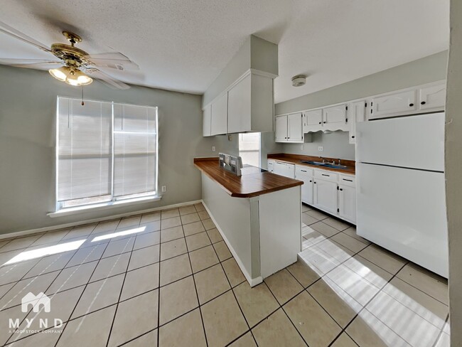 Foto del edificio - 3405 Laurel Dr