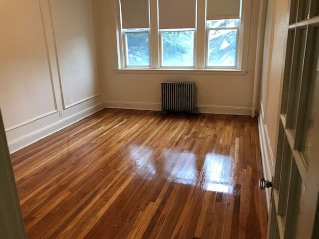 Foto del edificio - 9/1 HUGE 4 BED SPLIT $937.00 PER PERSON  N...