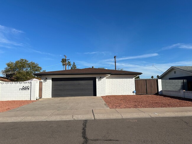 Building Photo - Scottsdale, 3 bed, 2 bath, 2 car garage, 1...