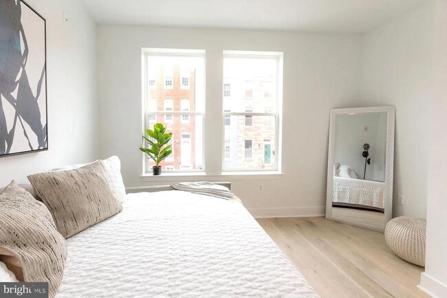 Building Photo - 1702 Light St