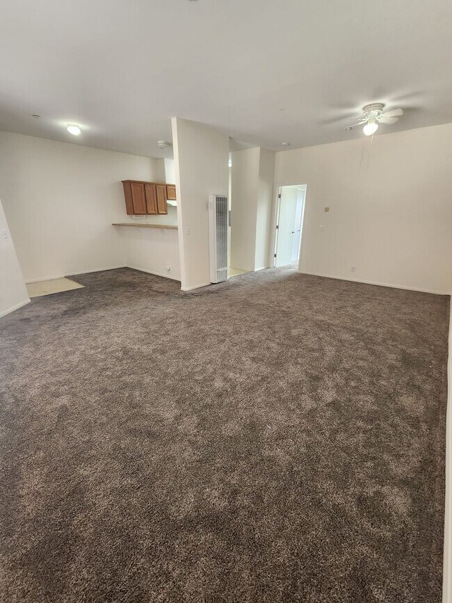 Foto del edificio - Comfortable 1 Bed, 1 Bath Grover Beach Apartment- Water and Trash Included