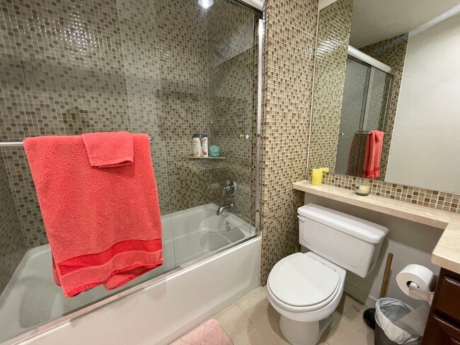 Bañera y ducha - 637 S Fairfax Ave