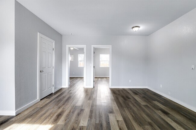 Foto del edificio - 438 S San Joaquin Ave