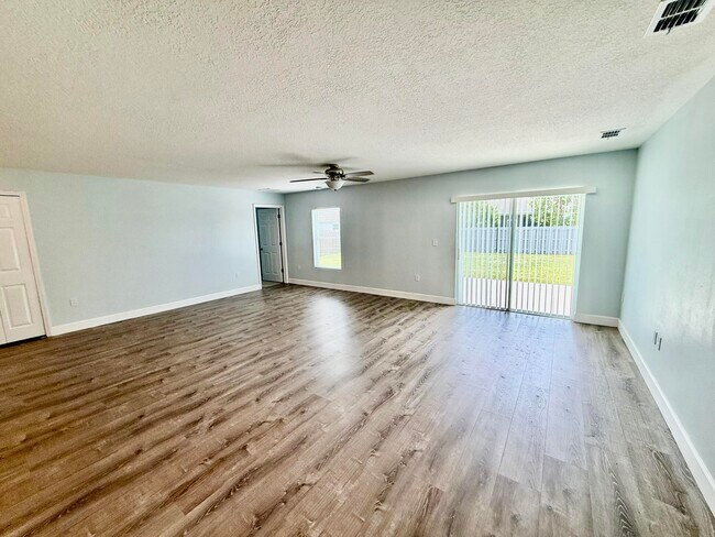 Foto del edificio - 692 SW Hamberland Ave