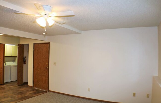 Building Photo - $1095 | 2 Bedroom, 1 Bathroom Condo | Pet ...